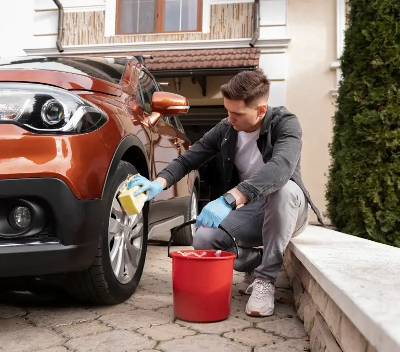 Lavage auto à domicile Oradour-sur-Vayres : professionnel intervenant sur un véhicule